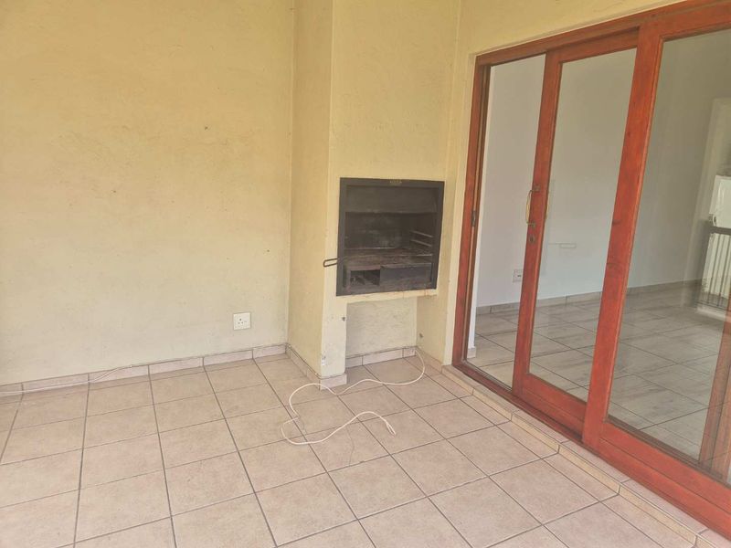 Charming Two Bedroom Apartment in Secure Estate - Photo 7