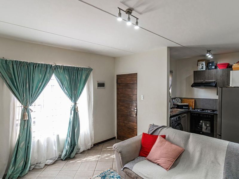 2 bedroom Ground Floor Apartment in a Secure Estate - Photo 8