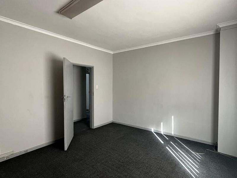 Elevate Your Business at Salgar House – Prime Newton Park Location! - Photo 9
