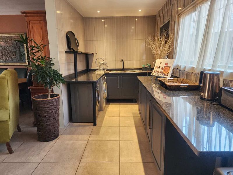 Fully Furnished, 4-Bedroom Townhouse, minutes away from Loftus Versfeld - Photo 4