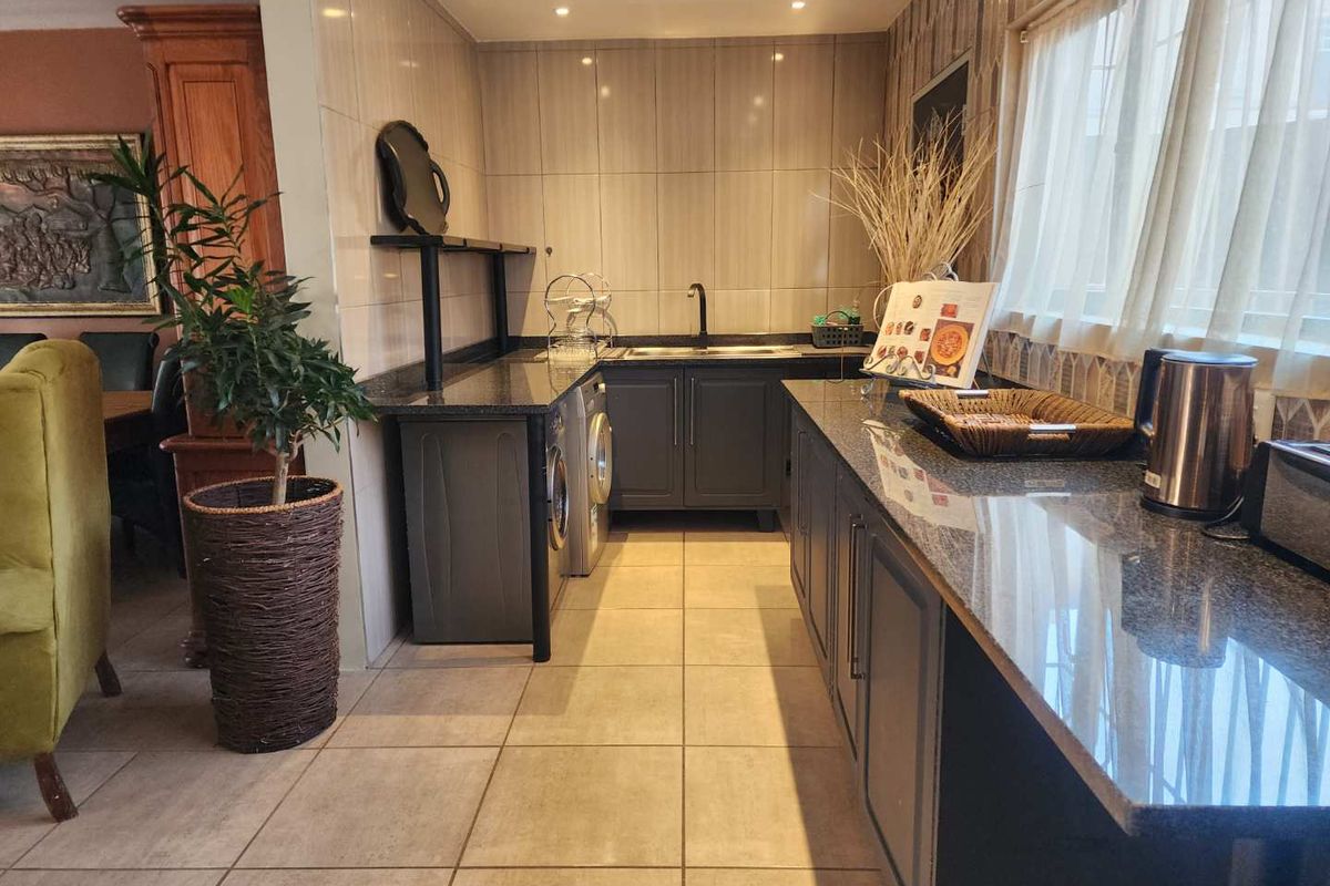 Fully Furnished, 4-Bedroom Townhouse, minutes away from Loftus Versfeld - Photo 4