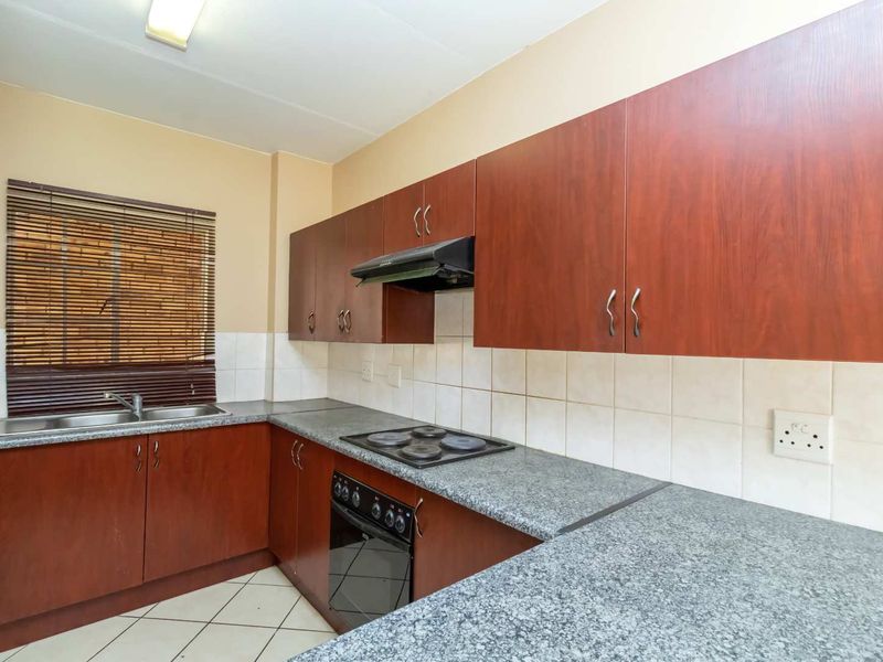 NEAT 2 BED 2 BATH APPARTMENT. SUITABLE FOR A SMALL FAMILY . - Photo 8