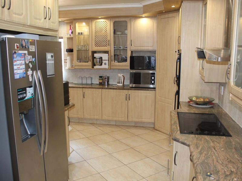 Large Property + 2 Flatlets! + SOLAR! - Photo 8