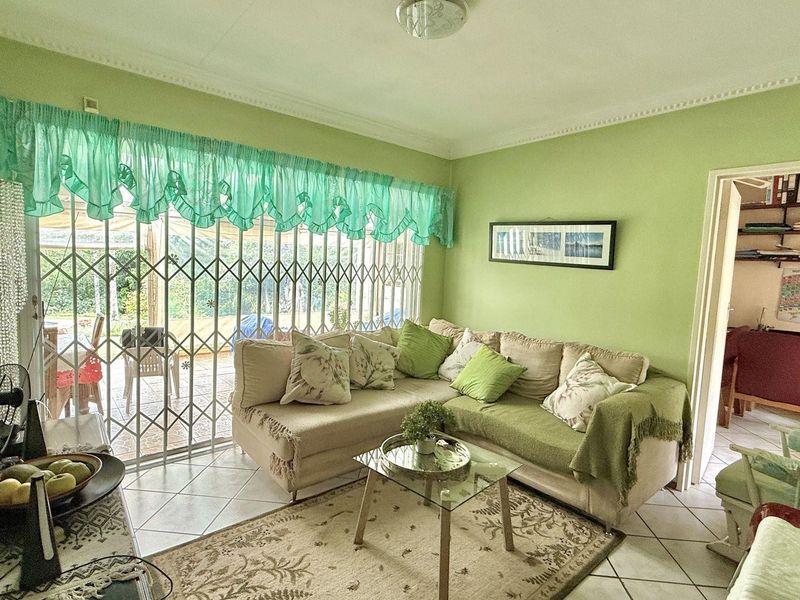 Spacious Family Home for Sale in Oak Park - Photo 3