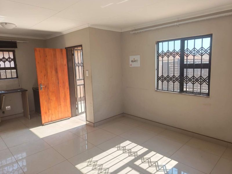 3-Bedroom Family Home To Rent in Dawn City, Dawn Park | ADT Alarm & Fibre Connected  Welcome to this well-maintained and spacious three-bedroom family home - Photo 6