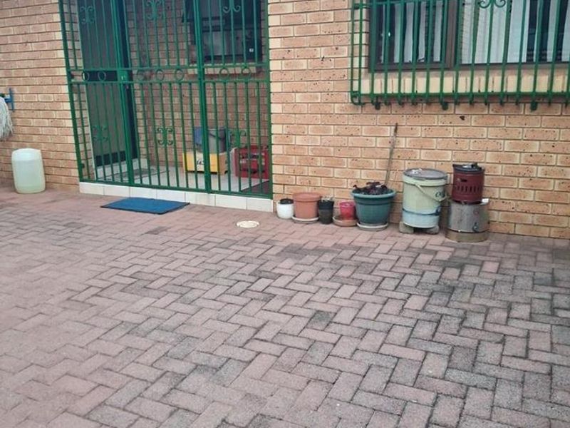 Neat 2-Bedroom Home with Separate Cottage and Double Garage - Photo 7