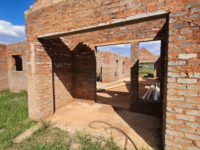 Incomplete Single Story Family Home In Landsmeer Equestrian Estate  R 1 395 000 - Photo 3