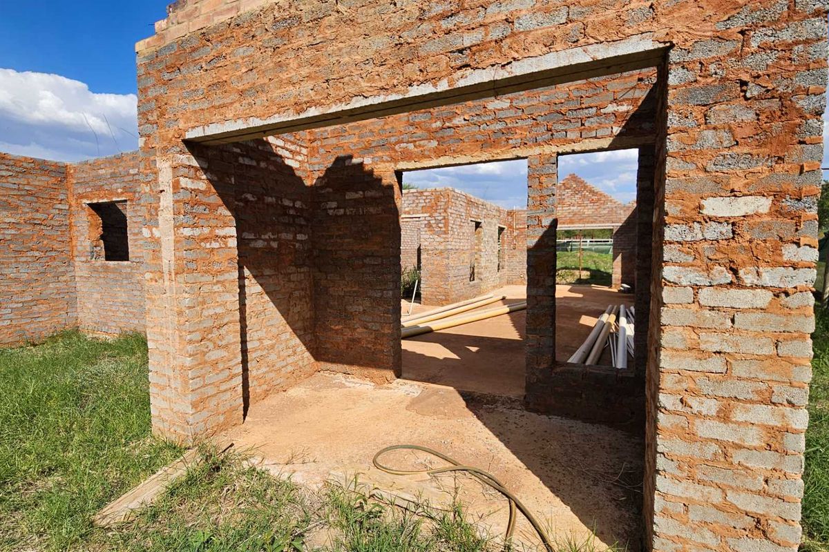 Incomplete Single Story Family Home In Landsmeer Equestrian Estate  R 1 395 000 - Photo 3