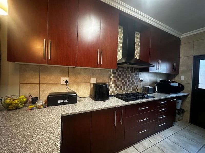 Stylish 3-Bedroom Townhouse - Photo 4