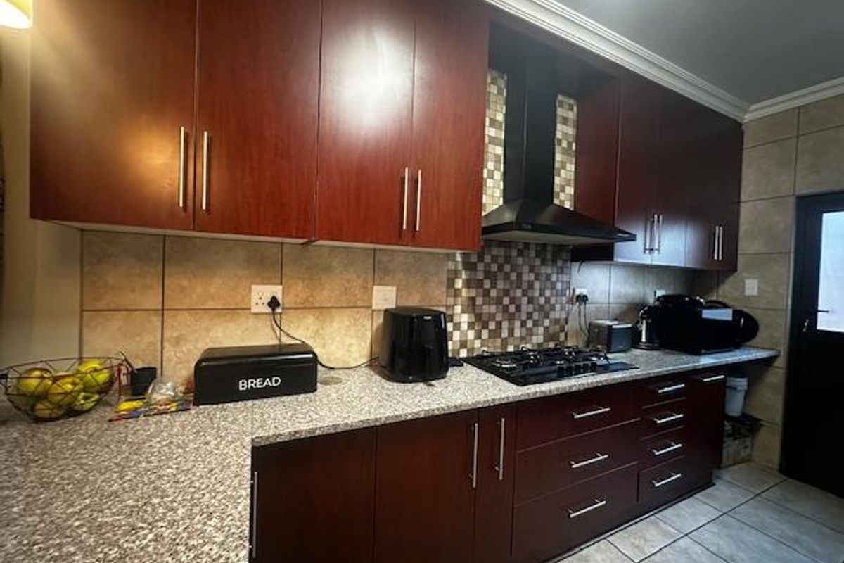 Stylish 3-Bedroom Townhouse - Photo 4
