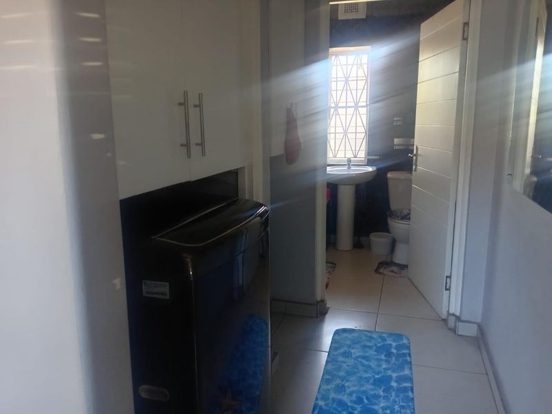 Investment-Ready Home with 3 Flatlets Income Potential - Photo 9