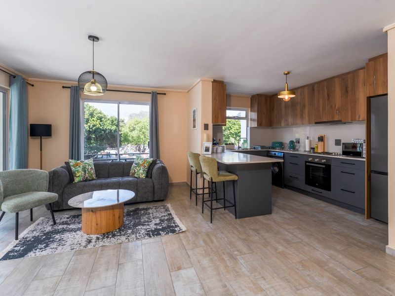 Stylish Renovated Apartment - Photo 1