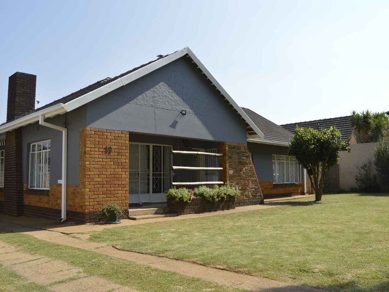 A Home Where Sophistication Meets Comfort - Photo 2