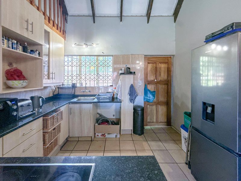 Discover Tranquil Living in the Heart of Garsfontein - Charming 2-Bedroom Pet Friendly Home in a Sought-After Complex - Photo 5