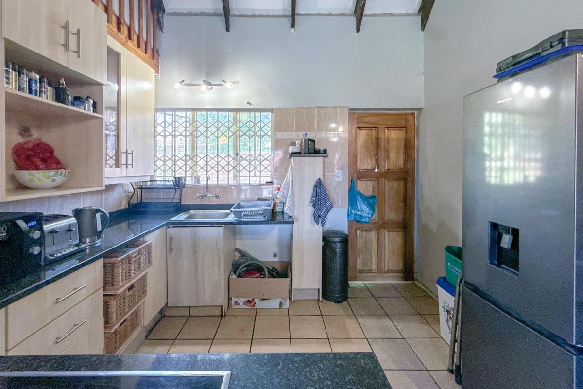 Discover Tranquil Living in the Heart of Garsfontein - Charming 2-Bedroom Pet Friendly Home in a Sought-After Complex - Photo 5