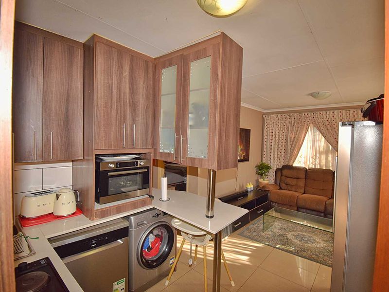 3 Bedroom, 2 Bathroom Home - Photo 4