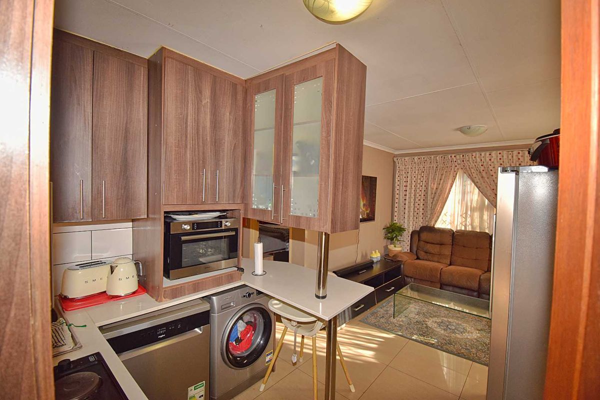 3 Bedroom, 2 Bathroom Home - Photo 4