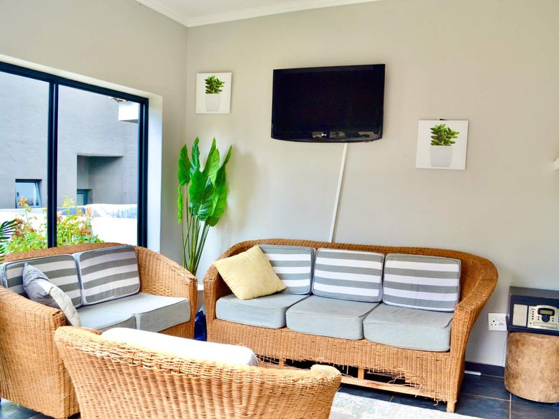 ***COZY and MODERN - Are you a Young Professional looking for a Lock-up and Go? Two En-suite Bedrooms in Heron Hill Garden Estate, Olympus*** - Photo 7