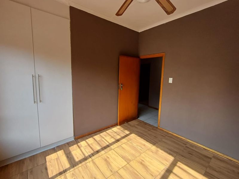 SPACIOUS HOUSE FOR SALE - Photo 6