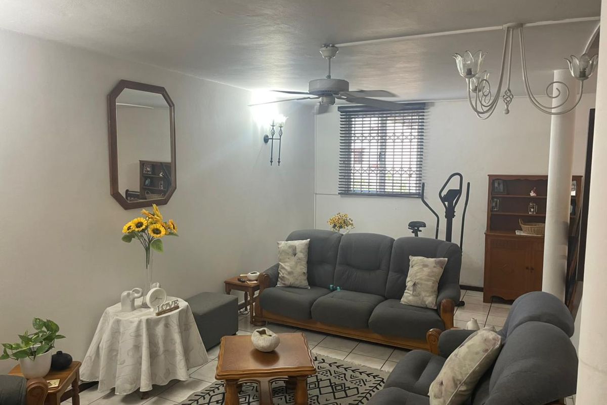 Gorgeous Townhouse awaits you! - Photo 3