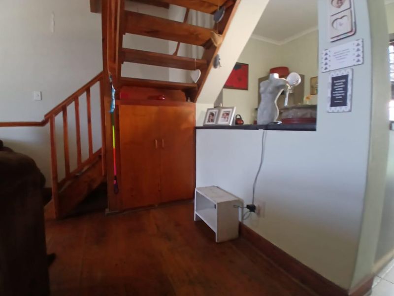 Charming 2-Bedroom Duplex in Prime Location - Photo 9