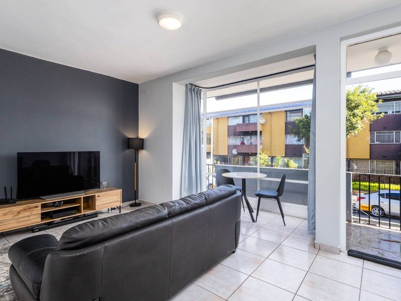 Light-Filled, Move-In Ready Apartment with Modern Finishes - Photo 6