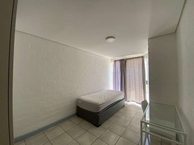 Beautifully renovated and furnished 2 Bed 1 Bath with Balcony - Photo 5