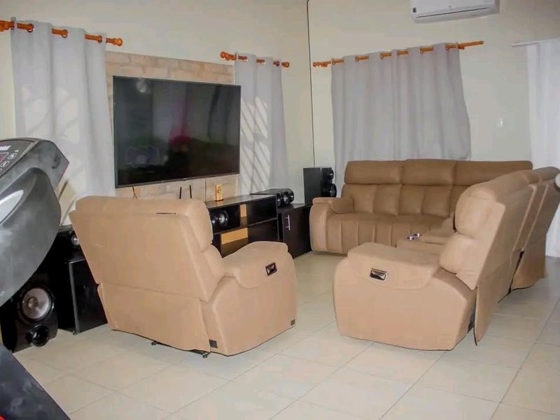 Beautiful Modern House for Sale in Oshakati Ehenye Price: N$ 1,240,000.00  (Exclusive costs) - Photo 5