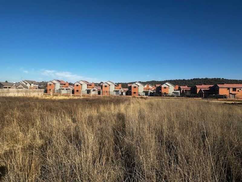 Exceptional 1250m2 Vacant Stand in Prestigious Somerton Estate - Photo 3