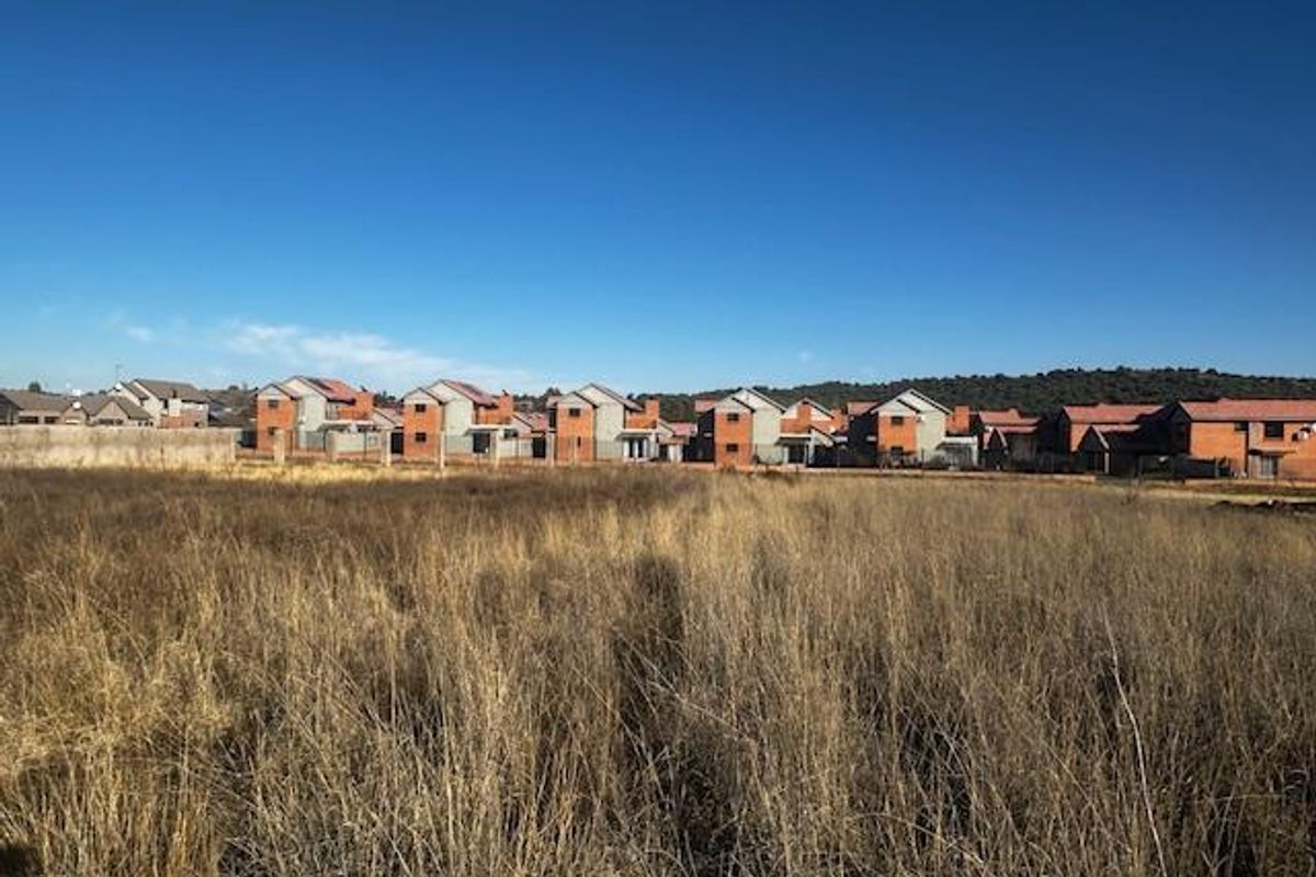 Exceptional 1250m2 Vacant Stand in Prestigious Somerton Estate - Photo 3