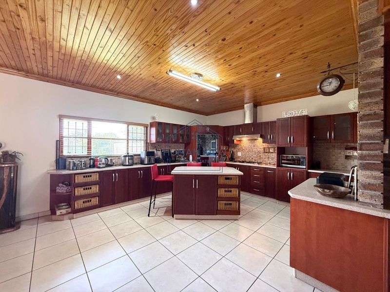 Spacious 5-Bedroom Home with 2 Bedroom Flat in town center! - Photo 9