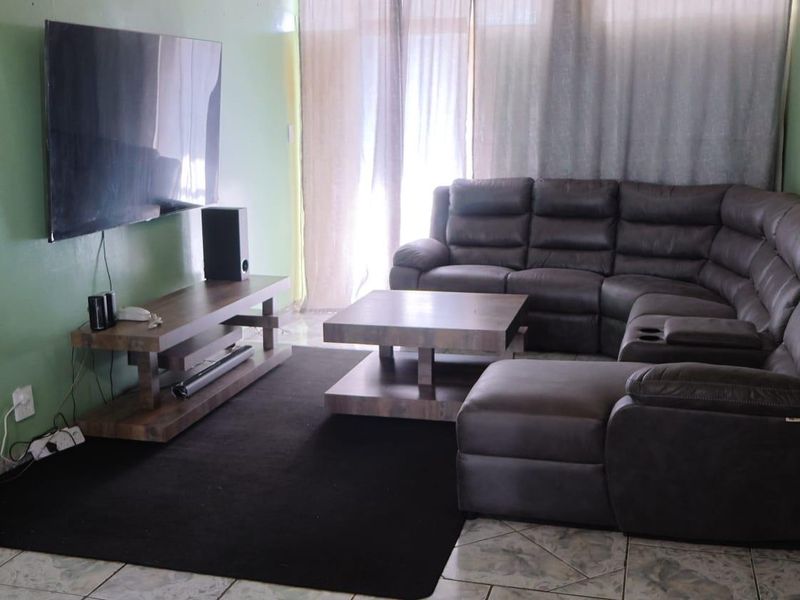 Spacious 2-Bedroom Apartment in Kempton Park CBD - Photo 4