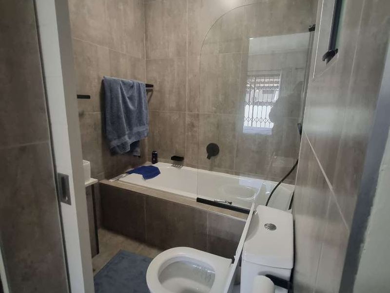 Modern 2 bed 2 Bath Apartment - Photo 9