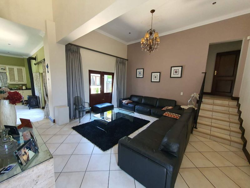 Elegant Family Living in the Prestigious Featherbrooke Estate. - Photo 7