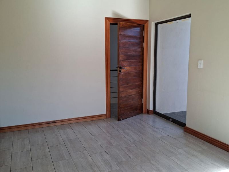 Elegance Meets Everyday Comfort - Bedfordview - Photo 10