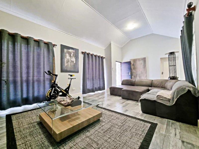 Ready to move in Estate home. - Photo 2