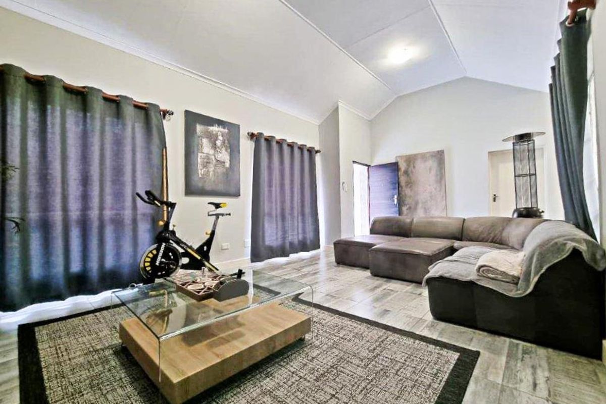 Ready to move in Estate home. - Photo 2