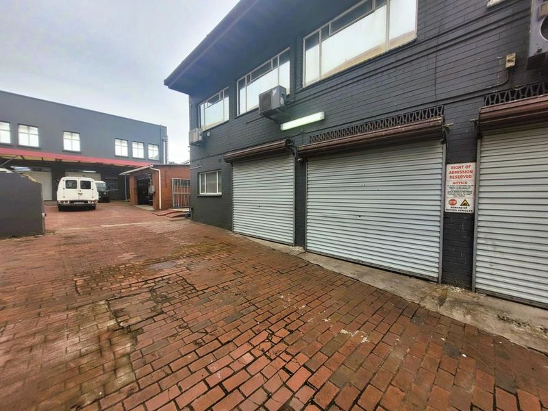 **Versatile Commercial Property -400m2 Warehouse For Sale in Umbilo** - Photo 2