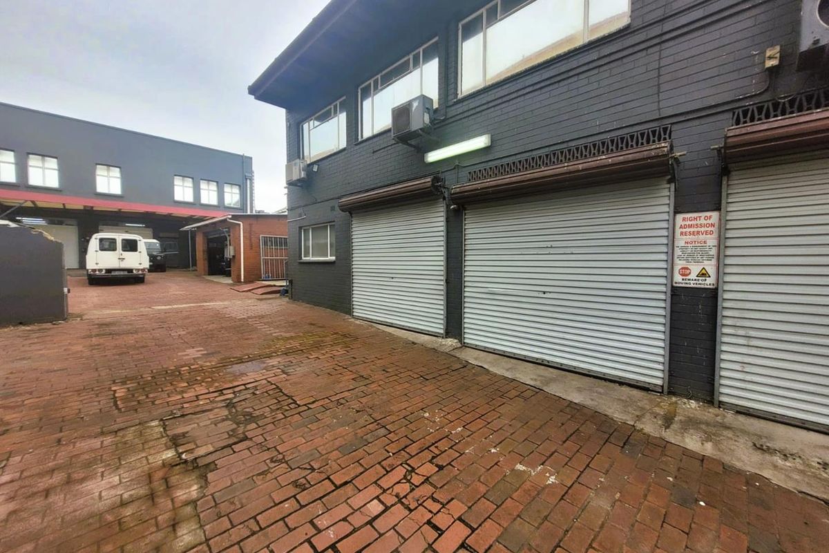 **Versatile Commercial Property -400m2 Warehouse For Sale in Umbilo** - Photo 2