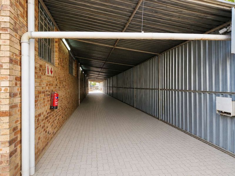 940m2 Prime Factory with Yard & Superlink Access | Westmead - Photo 10