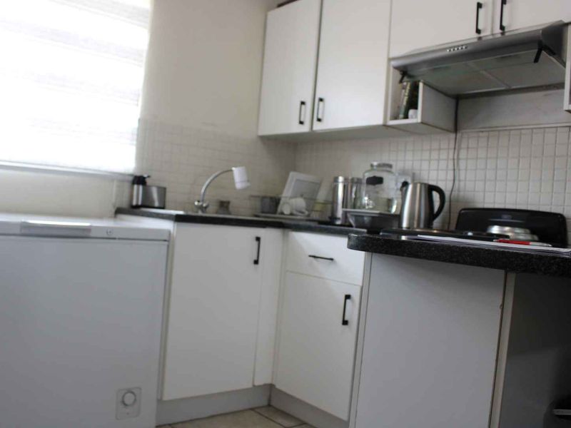 Modern Kitchen & Cozy Lounge in a 2-Bed Delight! - Photo 3