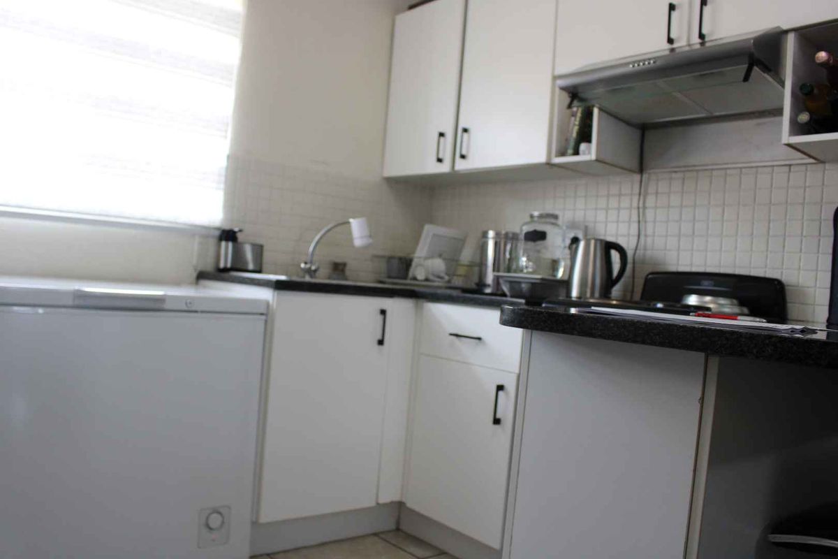 Modern Kitchen & Cozy Lounge in a 2-Bed Delight! - Photo 3