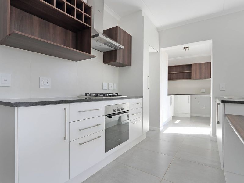 Spacious three bedroom townhouse with Double garage - Photo 4