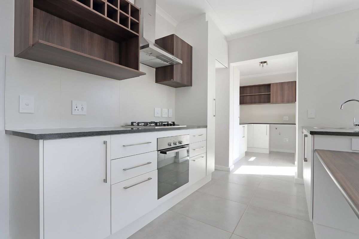 Spacious three bedroom townhouse with Double garage - Photo 4