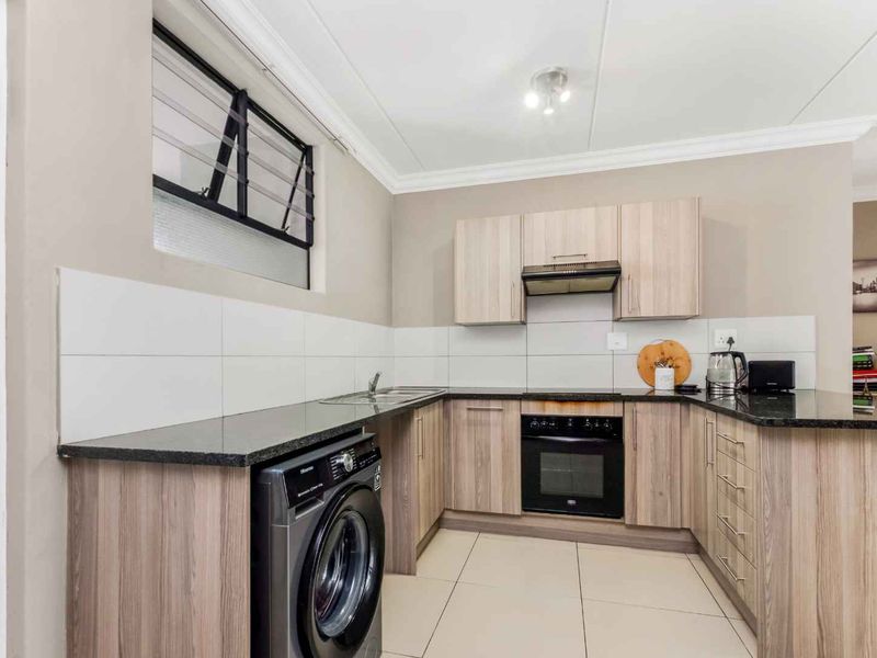 MODERN 2 BEDROOM 2 BATHROOM GARDEN APARTMENT FOR SALE - Photo 5