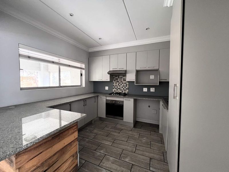 Cul-de-Sac Serenity: Modern Design Meets Family-Friendly Comfort! - Photo 6