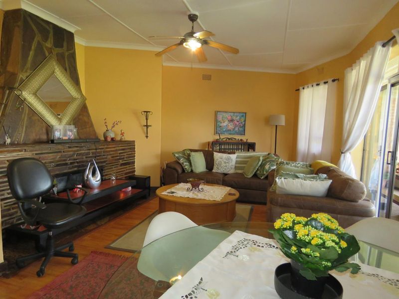 Spacious Florentia Family Living with Private Granny Flat - Photo 5