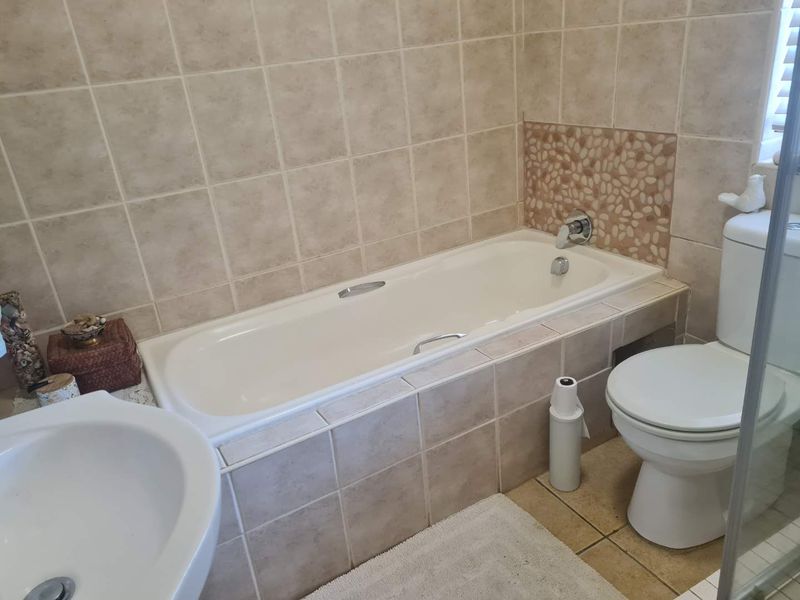 EXCLUSIVE MANDATE INCLUSIVE OF BIG STOREROOM AND 3 PARKINGS  - STOREROOM AND 3 PARKINGS INCLUDED IN DEAL - Photo 4