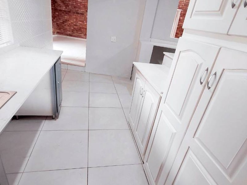 Elegant Living Awaits: Your Dream Home with a Bonus Cottage!" - Photo 10