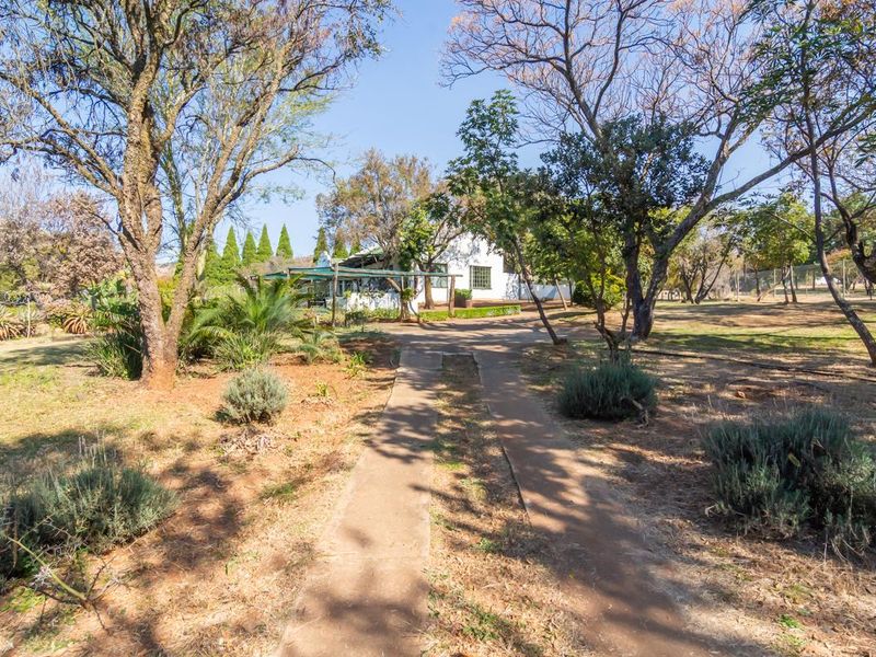 Tranquil rare Gem with  a subdivision approval For Sale in Protea Ridge - Photo 5